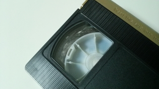 カビが生えたビデオテープ